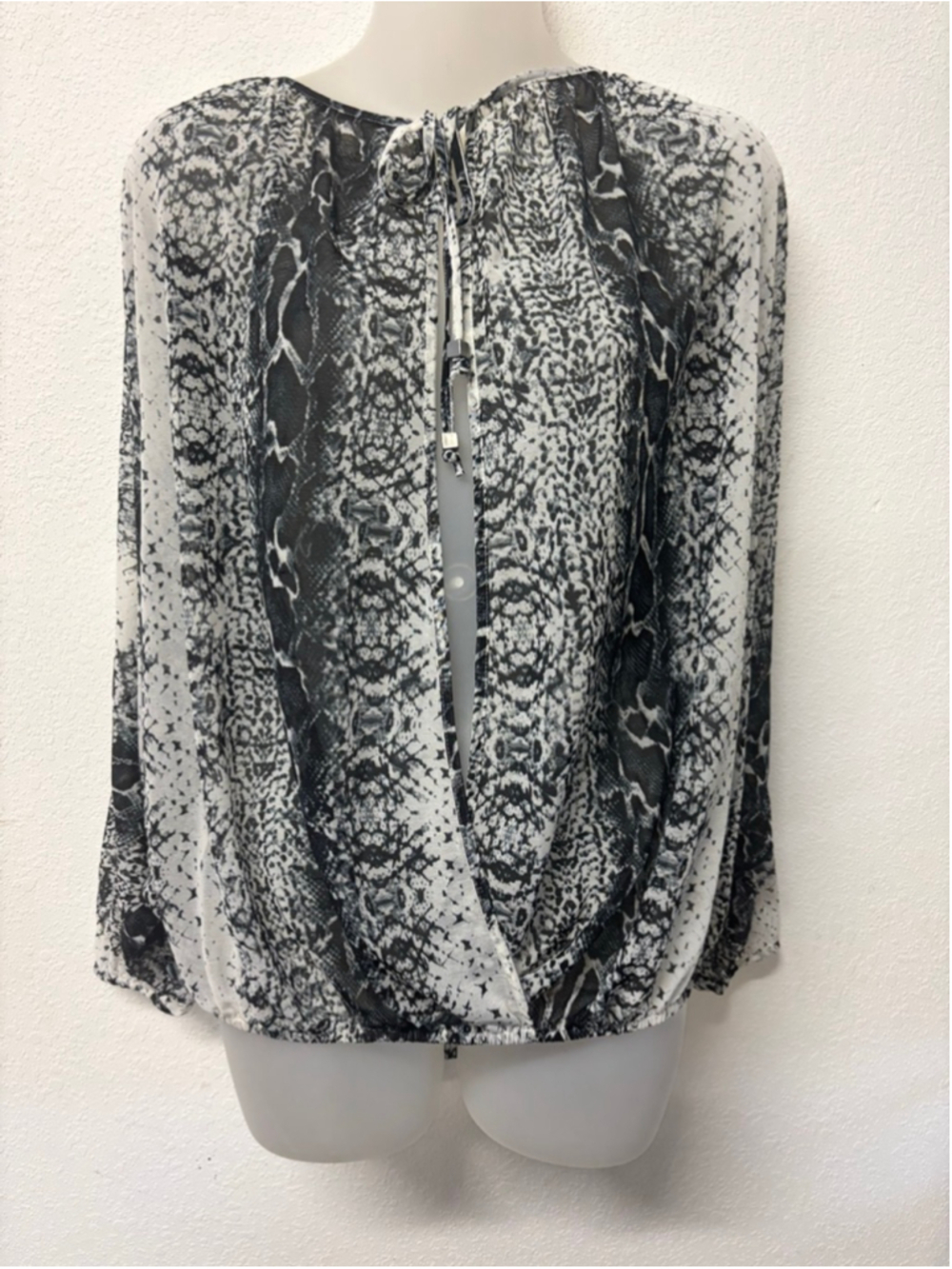 Buffalo Petite Blouse SP Black & White Snake Print bubble sleeve workwear